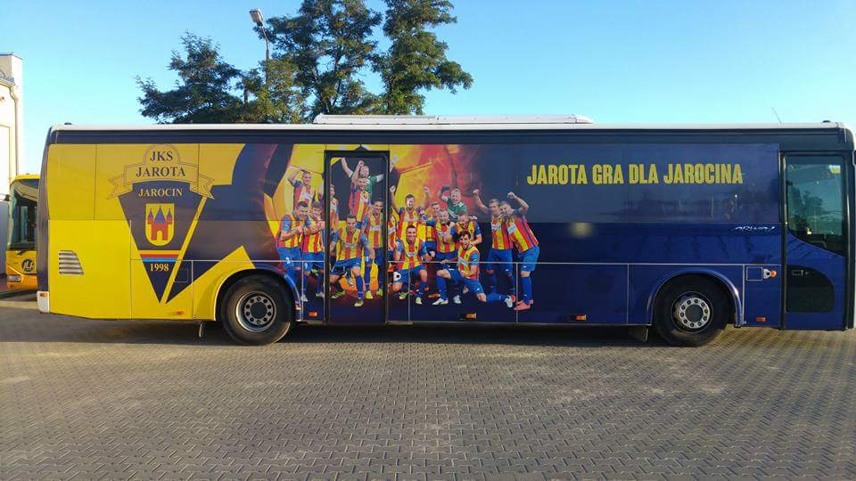 Oklejanie autobusu reklamą – projekt, druk i wyklejanie