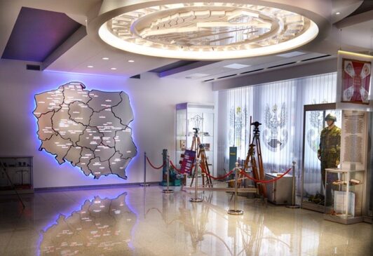 Sala Tradycji Jednostki Wojskowej w Jarocinie – logo LED, mapa LED, fototapety i godło z pleksi